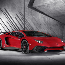 At the heart of Aventador SV is the powerful engine 6.5 liter V12 with 750hp