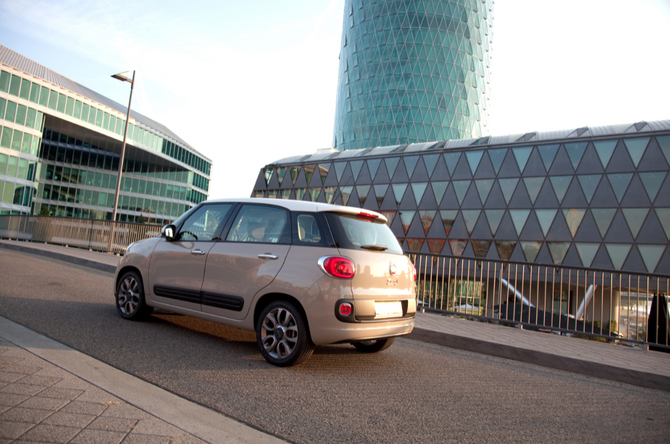 Der neue Fiat 500L ist mit fünf Türen, Platz für bis zu fünf Erwachsene und einem Kofferraumvolumen von rund 400 Litern der größte 500.