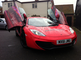 O McLaren bate o 458 Italia quando se trata da qualidade de condução, direção, visibilidade e raridade...