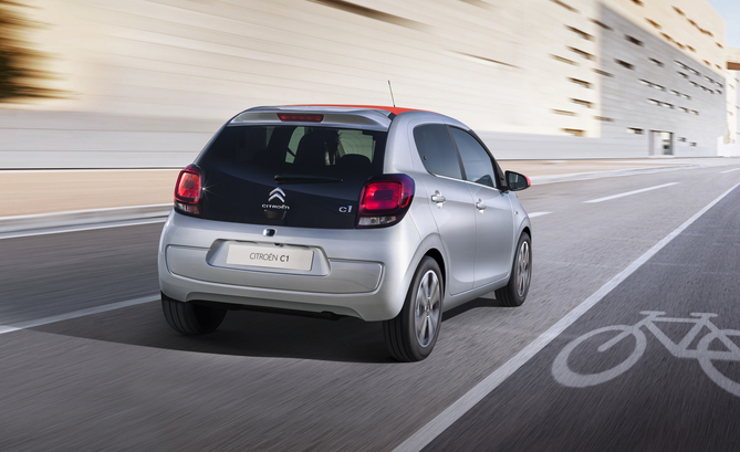 La nouvelle CITROËN C1 conserve des dimensions compactes (L 3,46 m / l 1,62 m / H 1,45 m), en 3 portes comme en 5 portes.