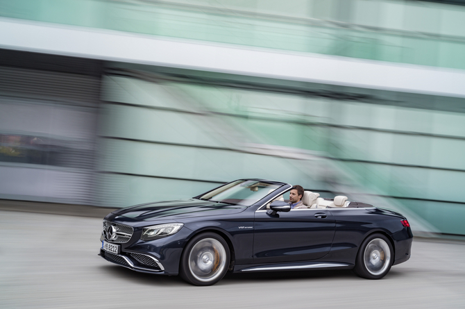 Despite weighing 175kg (2180kg) more than the S65 AMG Coupé, the new S65 AMG Cabriolet retains the same capacity of acceleration