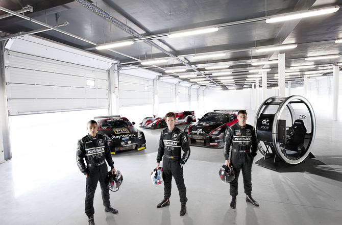 Os vencedores anteriores posam com os carros da GT Academy e com o simulador