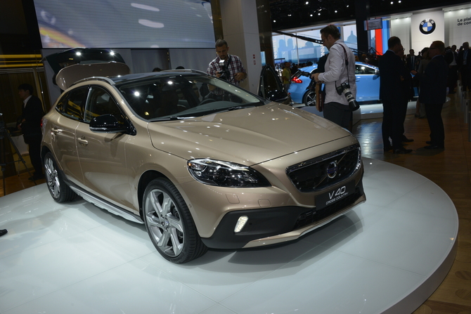 Volvo V40 Cross Country premiers in Paris