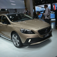 Volvo V40 Cross Country premiers in Paris