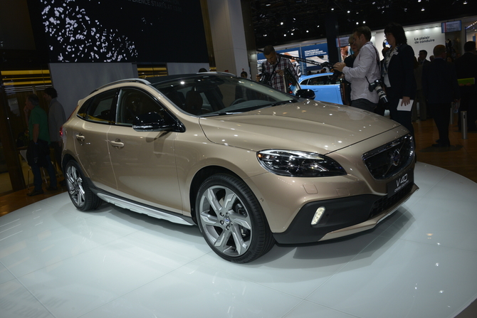 Volvo V40 Cross Country premiers in Paris