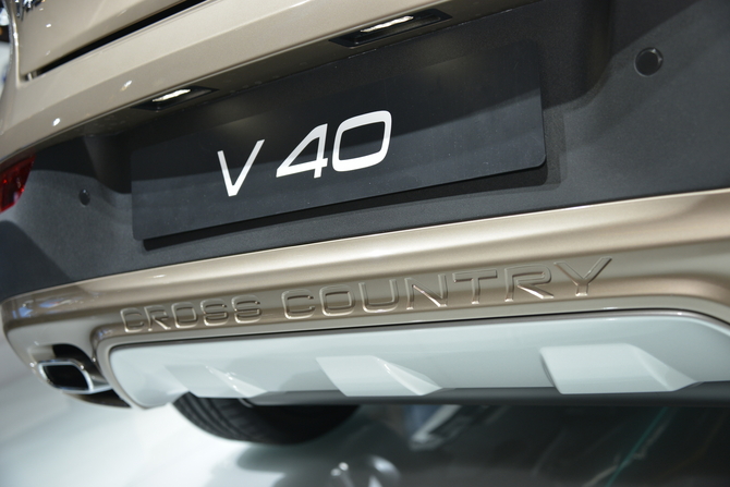 Volvo V40 Cross Country premiers in Paris