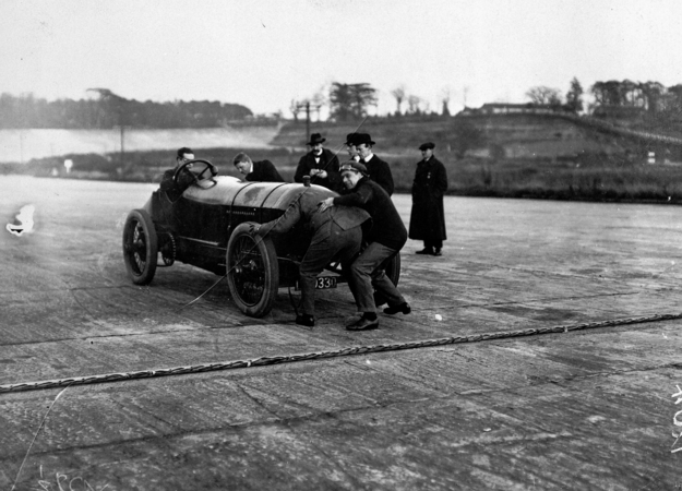 Este era o carro mais rápido do mundo na altura Este era o carro mais rápido do mundo na altura