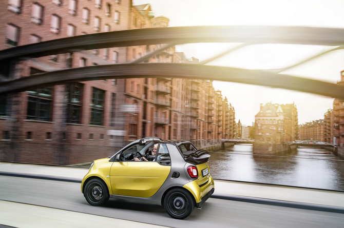 In terms of the fortwo cabrio engine receives the same range as the coupé with 71hp and 90hp turbo versions