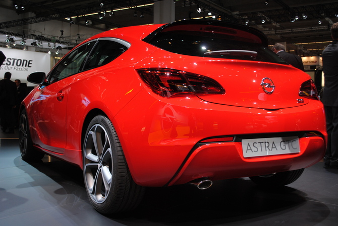 Opel Astra GTC 1.6 Turbo Innovation