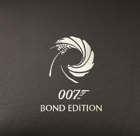 Pormenor bordado com o logotipo da série 007 James Bond