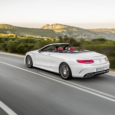 A versão topo de gama S 63 AMG Cabrio equipada com motor V8 5.5-litros de 585cv