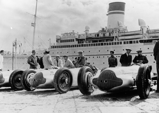 Os pilotos eram Hermann Lang, Caracciola, Christian Kautz, Manfred von Brauchitsch, Richard Seaman e Goffredo Zehender