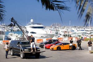 Carros preparados para a filmagem de "Desert Nemesis" com o Juke-R e o Ferrari 458