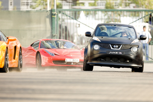 Quem conduziu o Juke-R em "Desert Nemesis" foi o piloto da GT Academy Lucas Ordonez