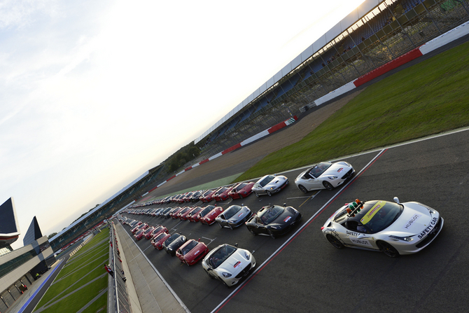 964 Ferraris schaffen Guinness Weltrekord in Silverstone