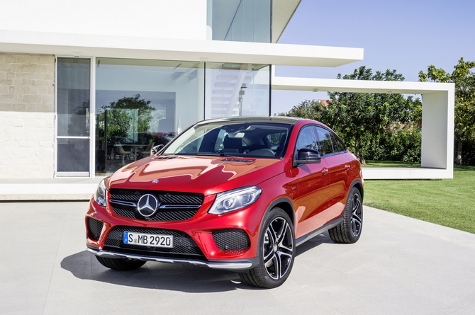 Uma referência aos genes do SUV no veículo é oferecida pelos estribos iluminados integrados Uma referência aos genes do SUV no veículo é oferecida pelos estribos iluminados integrados