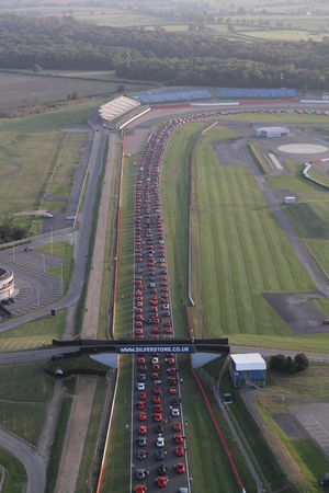 964 Ferraris schaffen Guinness Weltrekord in Silverstone