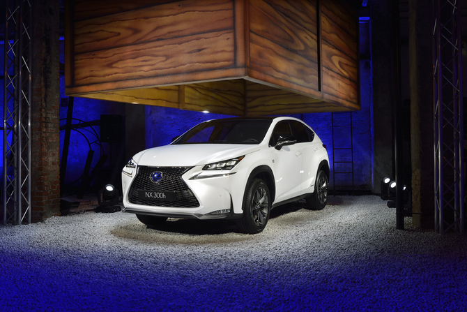 Lexus NX 300h F Sport AWD