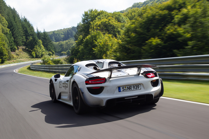  Le supercar hybride plug-in de Porsche AG révèle ainsi d’ores et déjà son immense potentiel 