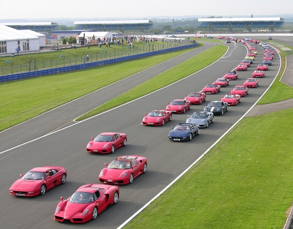 The previous record was set in 2007 when 385 cars were at Silverstone