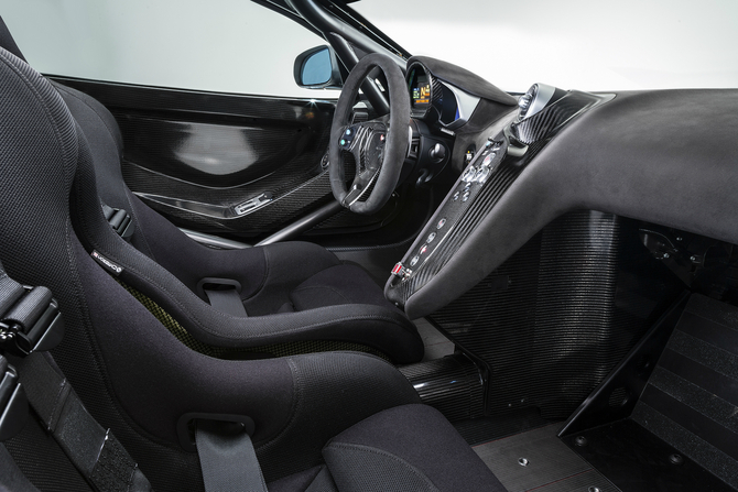 With a clear competition look, the interior of the 650S Sprint was stripped so as to minimize the weight of the vehicle With a clear competition look, the interior of the 650S Sprint was stripped so as to minimize the weight of the vehicle
