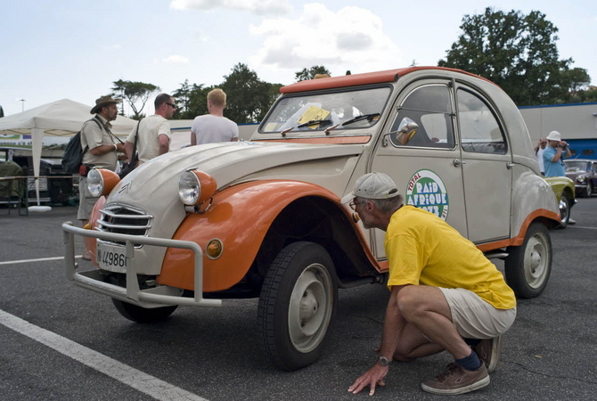 Elle avait rassemblée plus de 2 400 automobiles