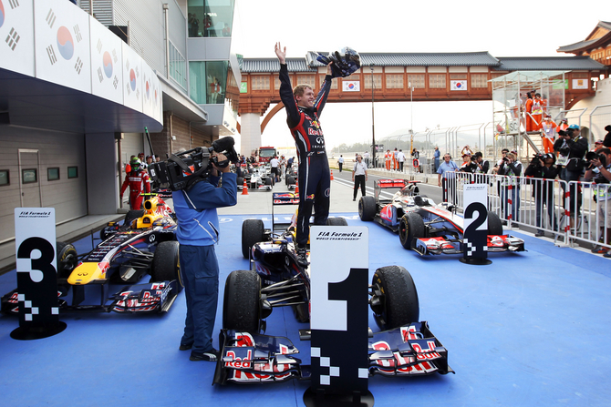 Vettel retunrs to wins and hands title to Red Bull