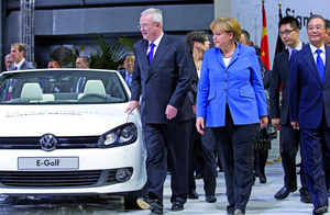 A Volkswagen apresentou uma versão do e-Golf à Chanceler alemã Angela Merkel no ano passado