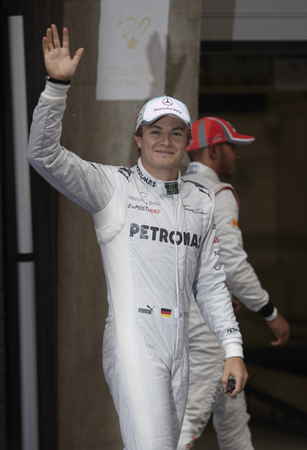 Rosberg dominates China qualifying