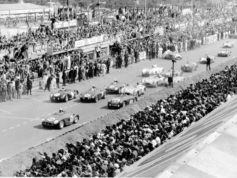 In&iacute;cio da tr&aacute;gica corrida de Le Mans em 1955, durante o qual um acidente fatal matou mais de 80 pessoas